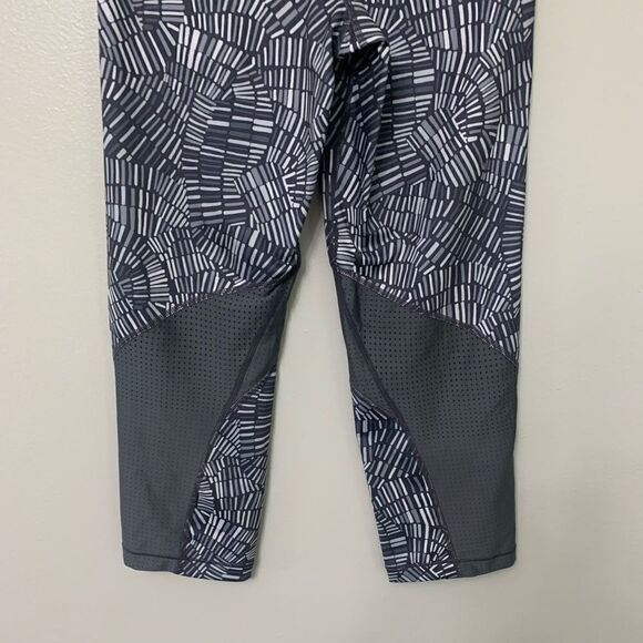 Nike Pro Hypercool Printed Capri Legging - Picture 6 of 9